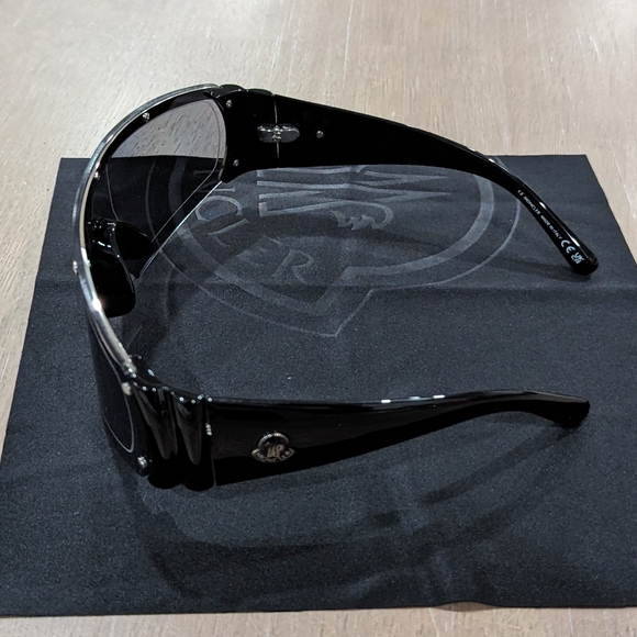 $485 Mens Authentic MONCLER Sporty 76mm Sunglasses Black/Smoke - Picture 3 of 7